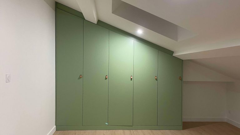 Peinture intérieure d’un appartement à Bordeaux, placard vert
